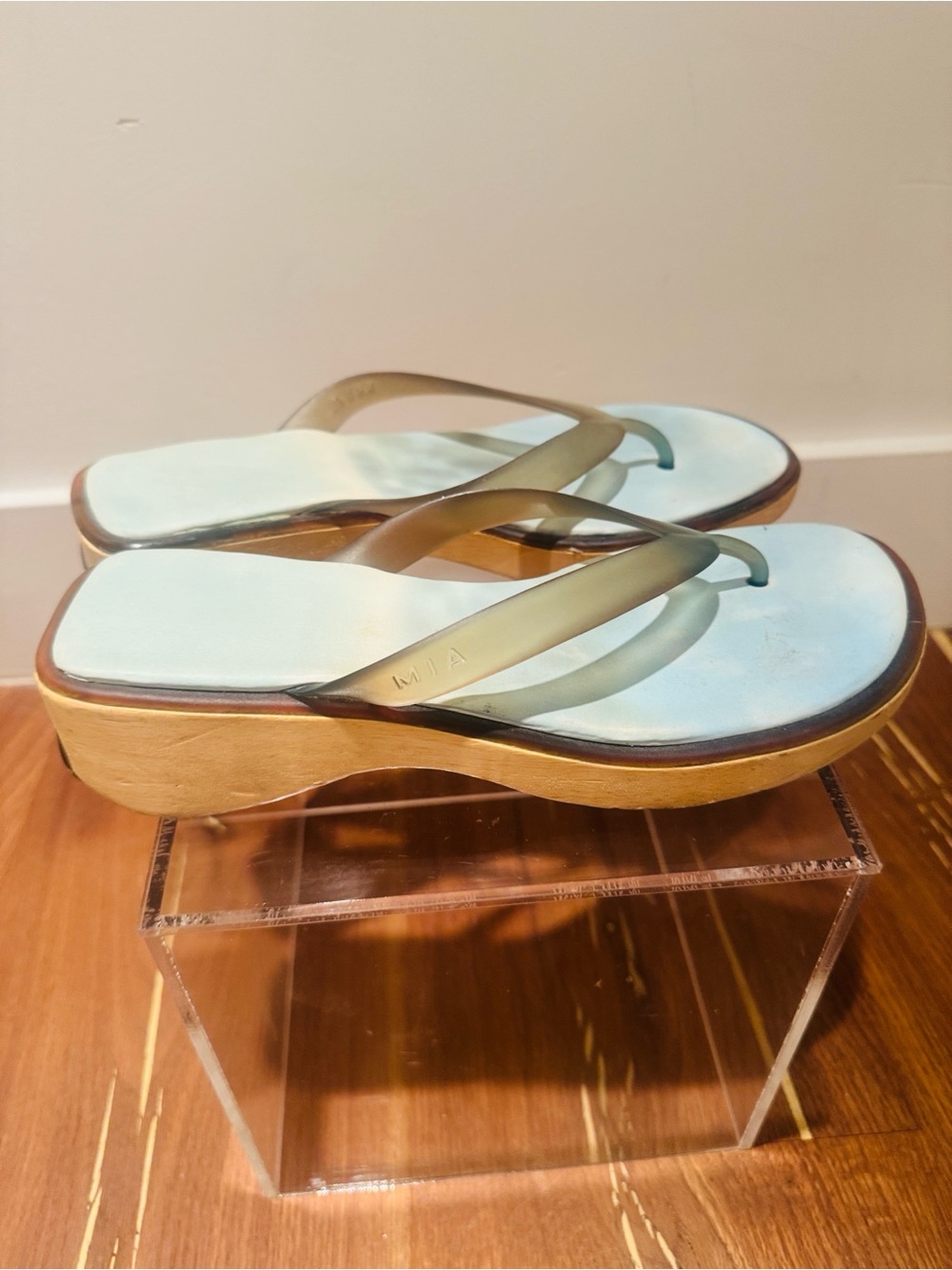 VINTAGE MIA wooden and leather flip flop sandals. Size 9.